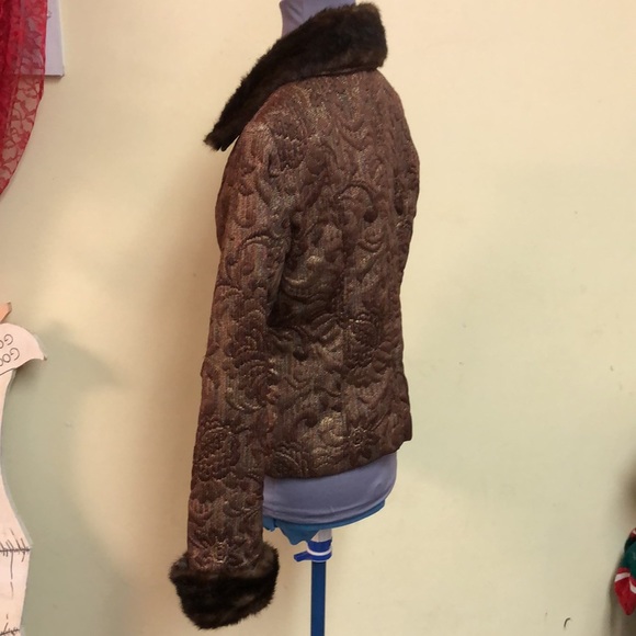 Nancy Bolen Metallic Brocade  crop Jacket with Faux fur Trim, size Small, Fitted - Picture 4 of 7